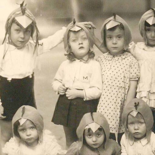 Photo en noir et blanc de la fête dans la cour de l'école maternelle, enfants déguisés en poussins