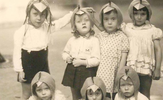 Photo en noir et blanc de la fête dans la cour de l'école maternelle, enfants déguisés en poussins