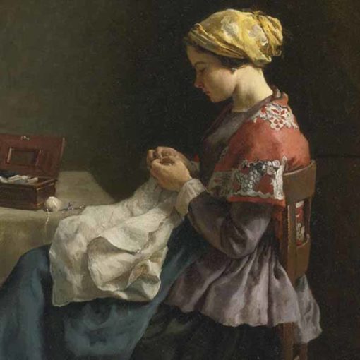 Jeune fille assise cousant un tissu blanc. Devant elle, sur la table, une boîte à couture ouverte.