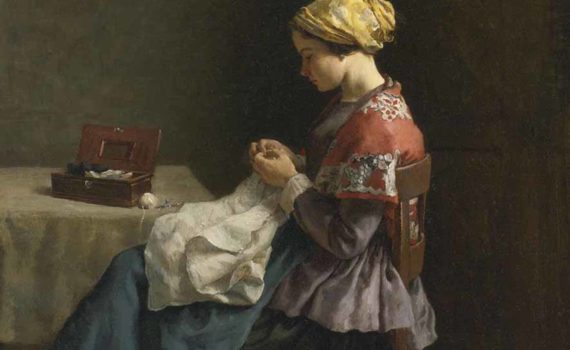 Jeune fille assise cousant un tissu blanc. Devant elle, sur la table, une boîte à couture ouverte.