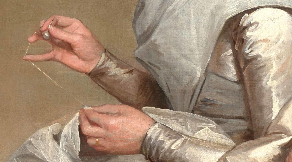 Mains de couturière à l'ouvrage. Elle tire l'aiguille de la main droite, protégée par un dé et porte une alliance à la main gauche.