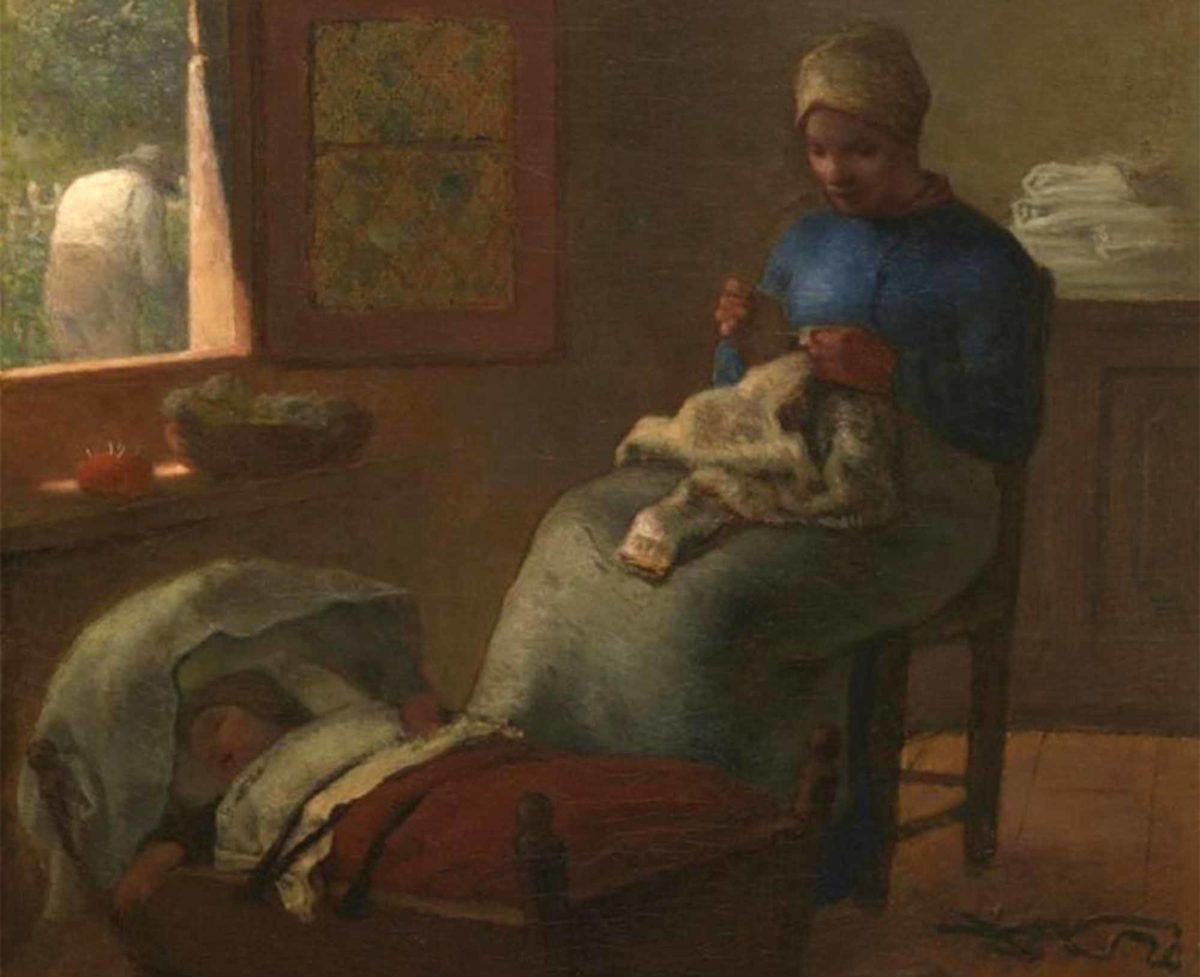 Femme assise cousant à côté du berceau de son enfant.